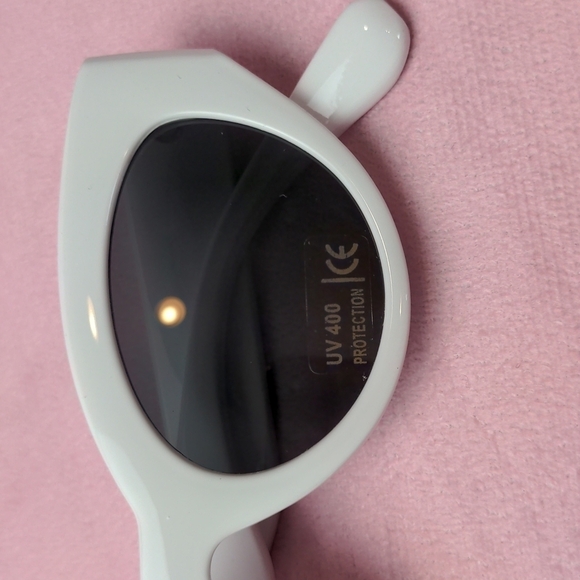 Petals and Peacocks White Round Sunglasses - Picture 2 of 6